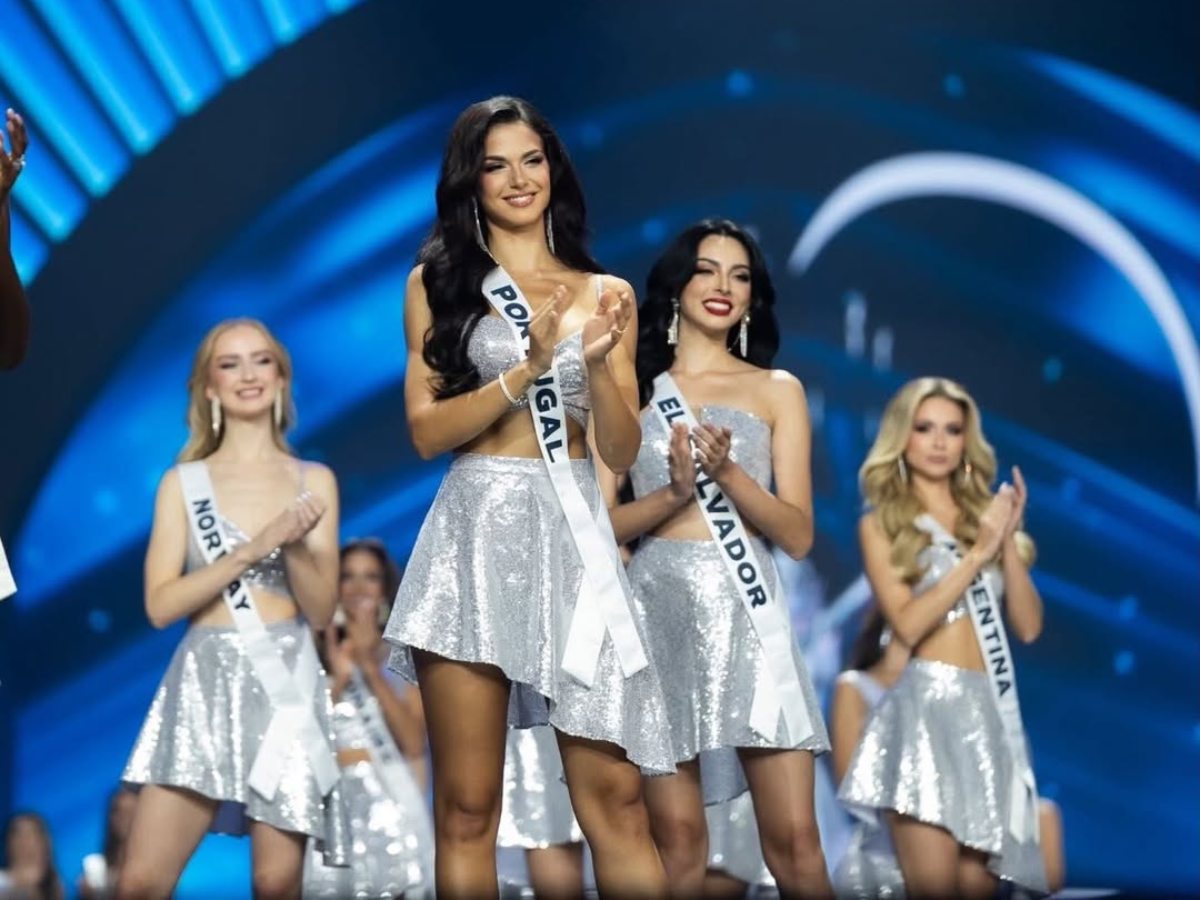 Camila Vitorino, Miss Portugal 2025, durante una de las rondas preliminares del certamen, donde compartió escenario con delegadas de distintos países.