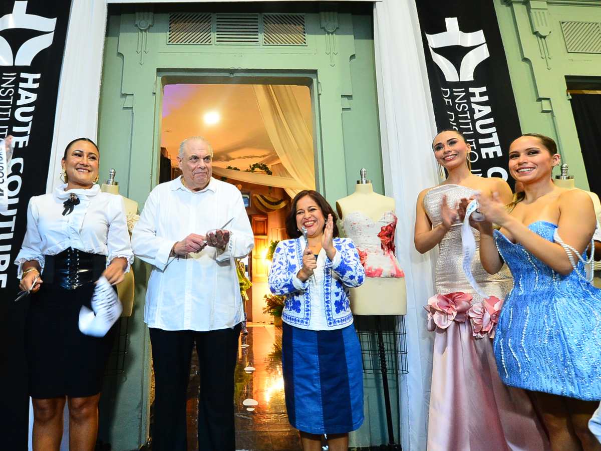 Astrid de Peña, fundadora de Haute Couture; Paul Steiner, presidente de CONAMYPE; Morena Valdez, ministra de Turismo; e invitados especiales durante la inauguración de la exposición “ESENCIA” en el CEDART.