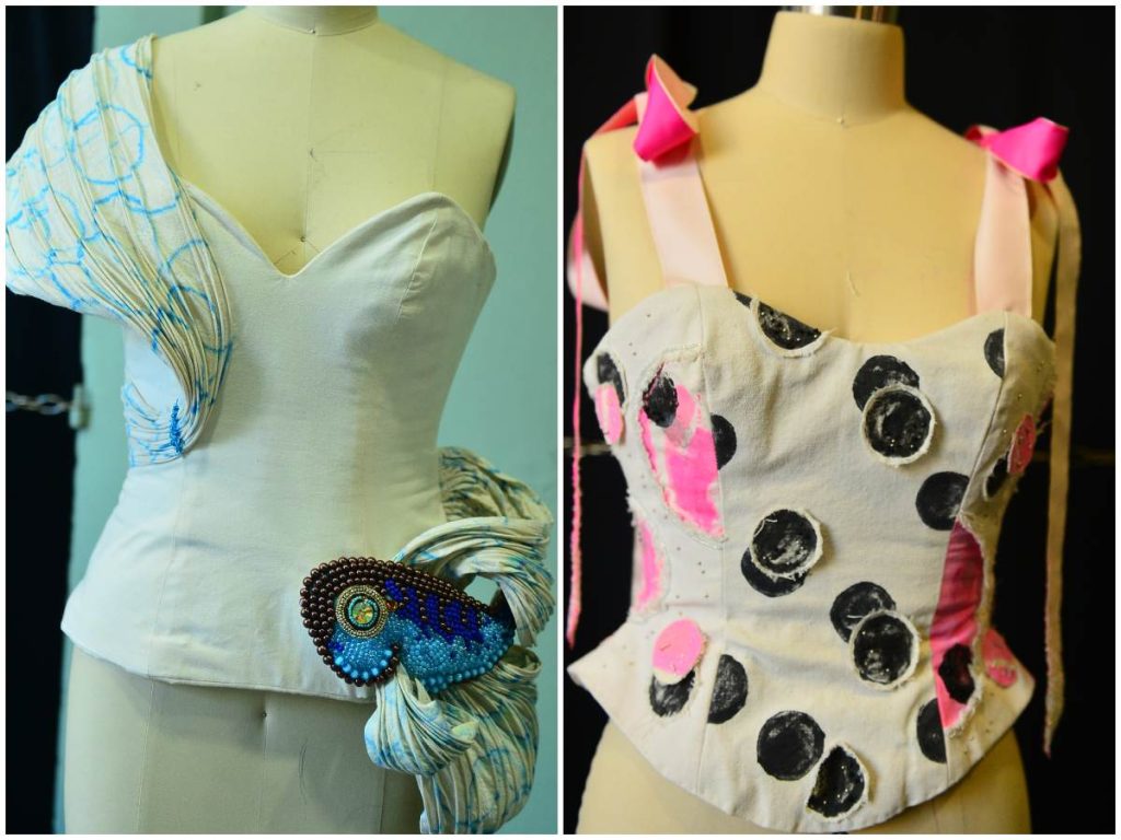 Maniquíes exhiben las prácticas iniciales en manta, parte del proceso formativo que los estudiantes de Haute Couture presentan en la exposición “ESENCIA”.