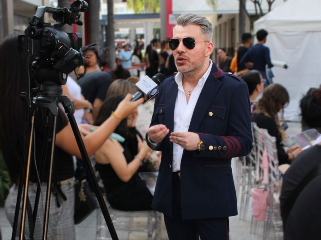 Juan Carlos Najarro ofrece declaraciones a medios sobre “Moda por una Causa 2025”, evento cuya logística y visión lidera con pasión y compromiso.