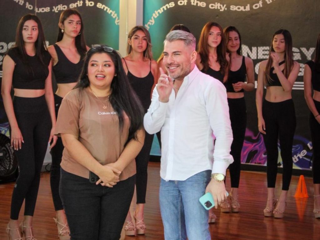 Juan Carlos Najarro durante los ensayos de “Moda por una Causa”, afinando cada detalle del evento que combina moda, arte y solidaridad en San Salvador.