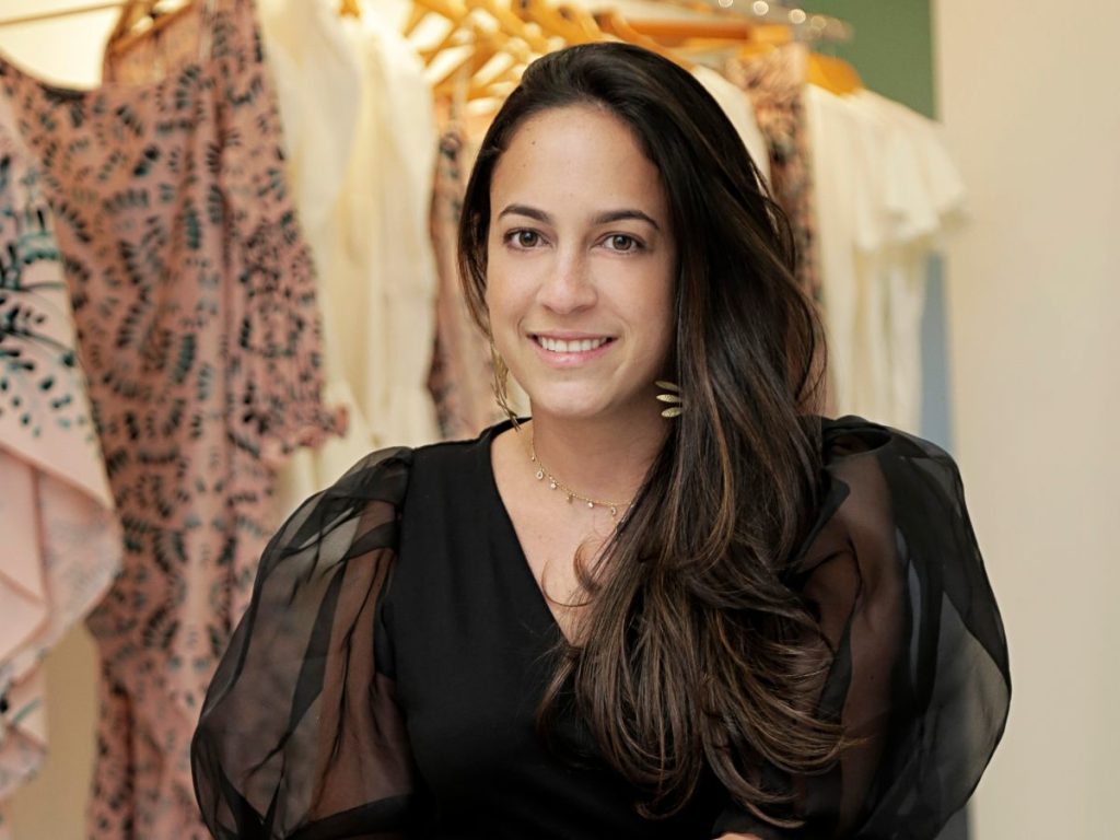 La diseñadora Mónica Arguedas lleva la elegancia salvadoreña a la pasarela de Moda por una Causa, fusionando estilo, identidad y propósito solidario.