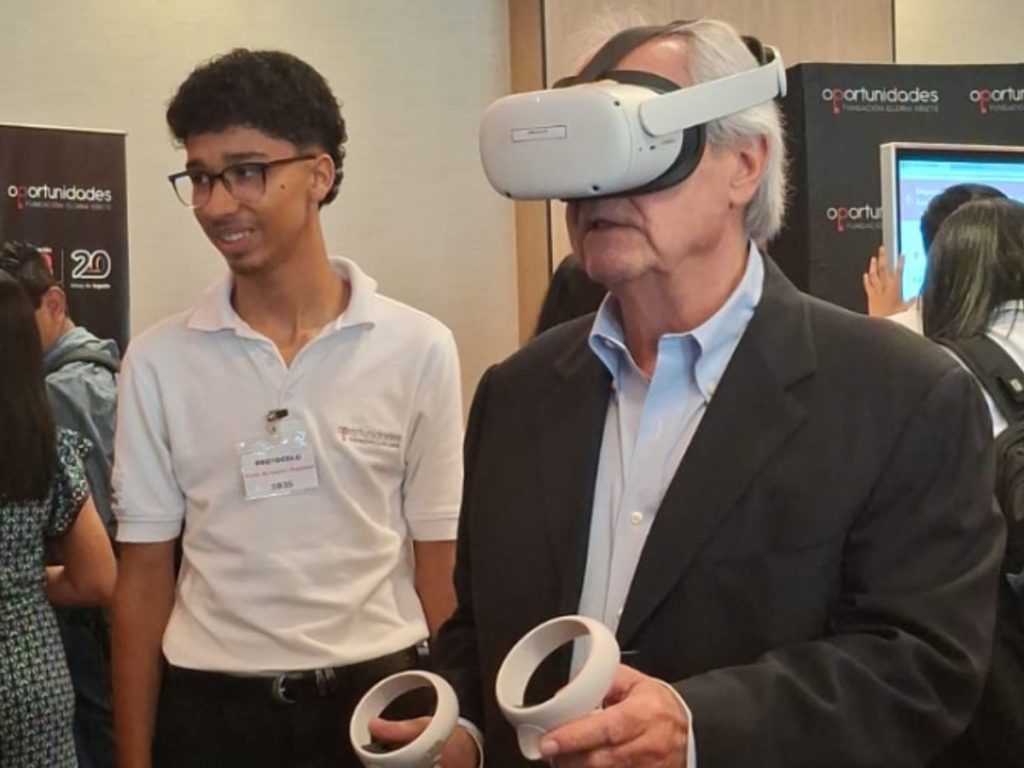 El presidente de la Fundación Gloria Kriete, Roberto Kriete, hizo un recorrido por la feria de logros. Fotografía/ elsalvador.com