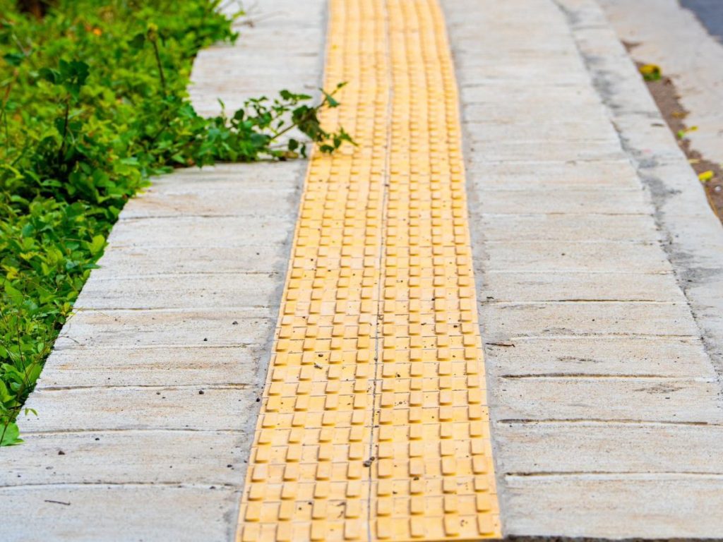 La obra en la calle hacia cantón El Coco incluye cunetas, pasos podotáctiles y señalización. El proyecto se extenderá hasta la frontera El Coco, que enlaza con el municipio guatemalteco de Jerez. Fotografía/ FOVIAL