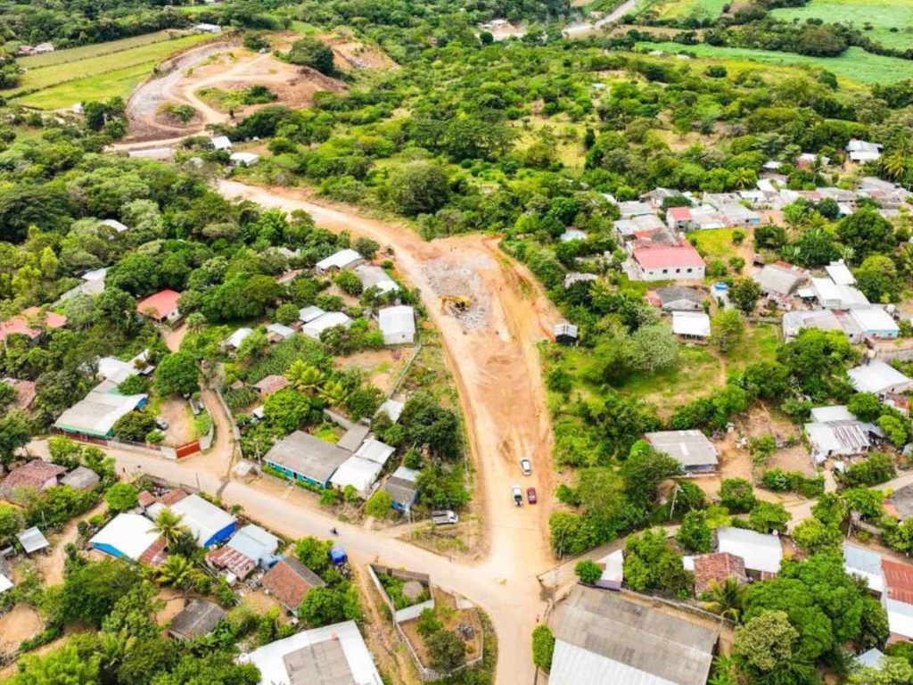 El proyecto de FOVIAL en Chalchuapa forma parte de una nueva vía internacional de 5.82 kilómetros que unirá La Magdalena con la frontera El Coco, convirtiéndose en la conexión más corta entre El Salvador y Guatemala.