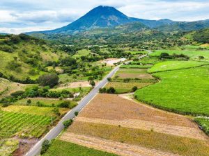 FOVIAL avanza con la pavimentación y señalización de la calle hacia cantón El Coco, en Chalchuapa, una vía que conectará con la frontera El Coco y con Jerez, Guatemala. Fotografía/ FOVIAL