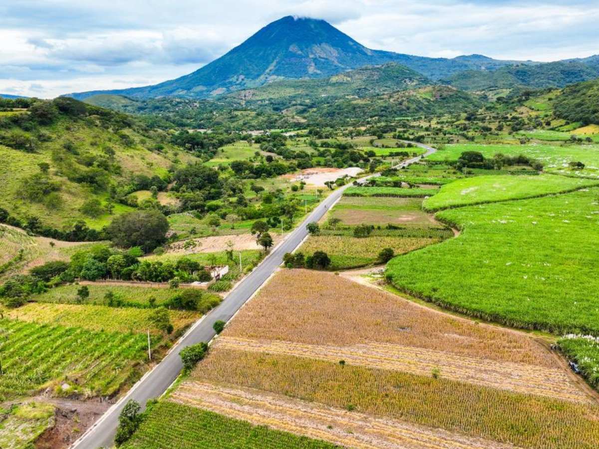 FOVIAL avanza con la pavimentación y señalización de la calle hacia cantón El Coco, en Chalchuapa, una vía que conectará con la frontera El Coco y con Jerez, Guatemala. Fotografía/ FOVIAL