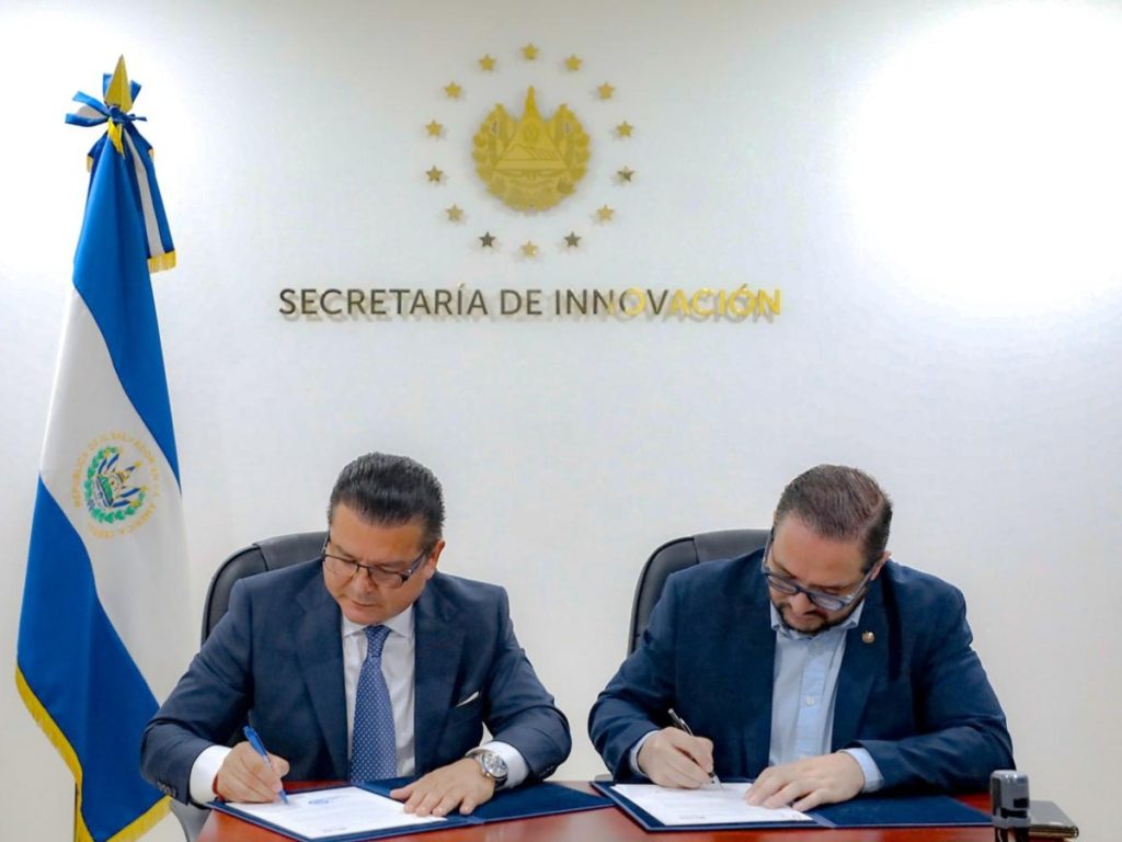 El secretario de Innovación, Daniel Méndez, y el director de Red CUDI, Moisés Torres, durante la firma del convenio de cooperación tecnológica entre El Salvador y México. Fotografía/ Secretaría de Prensa de El Salvador