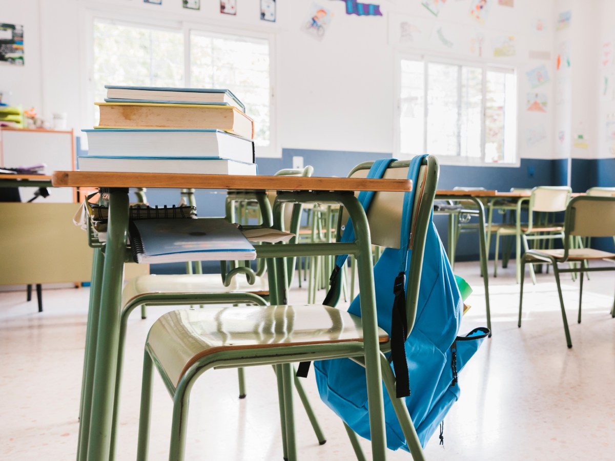 Autoridades y representantes de Grupo Roble entregaron oficialmente las obras de renovación en el centro escolar de Colón. Imágenes con fines ilustrativos/ Freepik