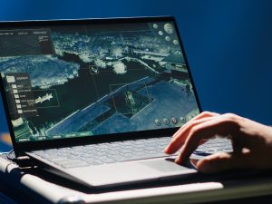 La UES se convierte en referente nacional en innovación geoespacial tras suscribir un acuerdo que brinda licencias educativas gratuitas de la plataforma ArcGIS. Imagen/ Freepik