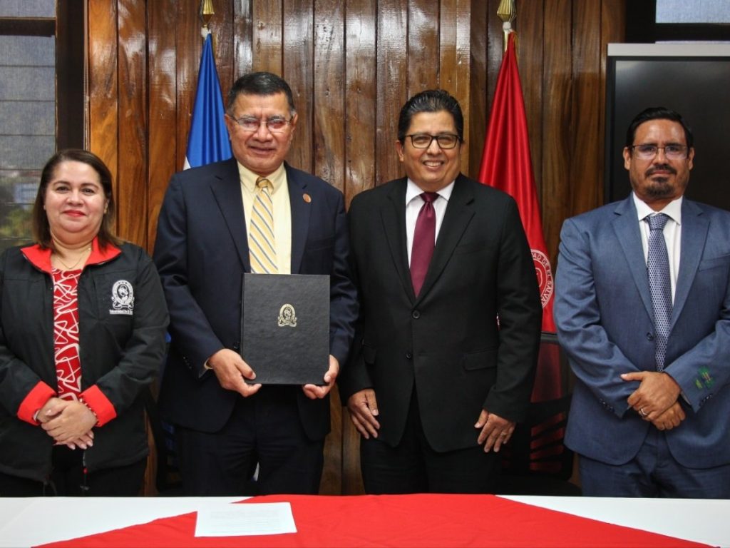 El rector Juan Rosa Quintanilla firma la alianza con GEOSIS que permitirá a la UES acceder a tecnología ArcGIS para modernizar la investigación y la enseñanza. Fotografía/ UES