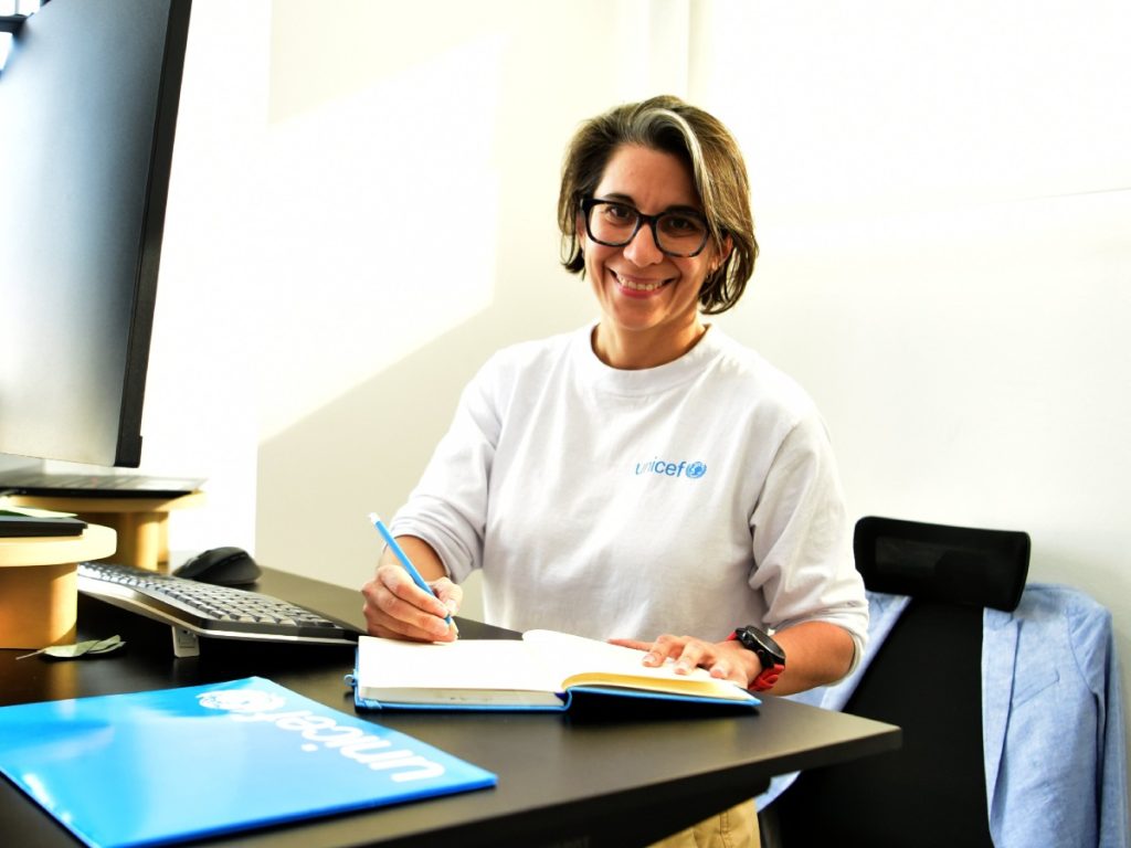 Victoria Colamarco, representante de UNICEF en El Salvador, destaca la importancia de escuchar a las infancias todos los días.