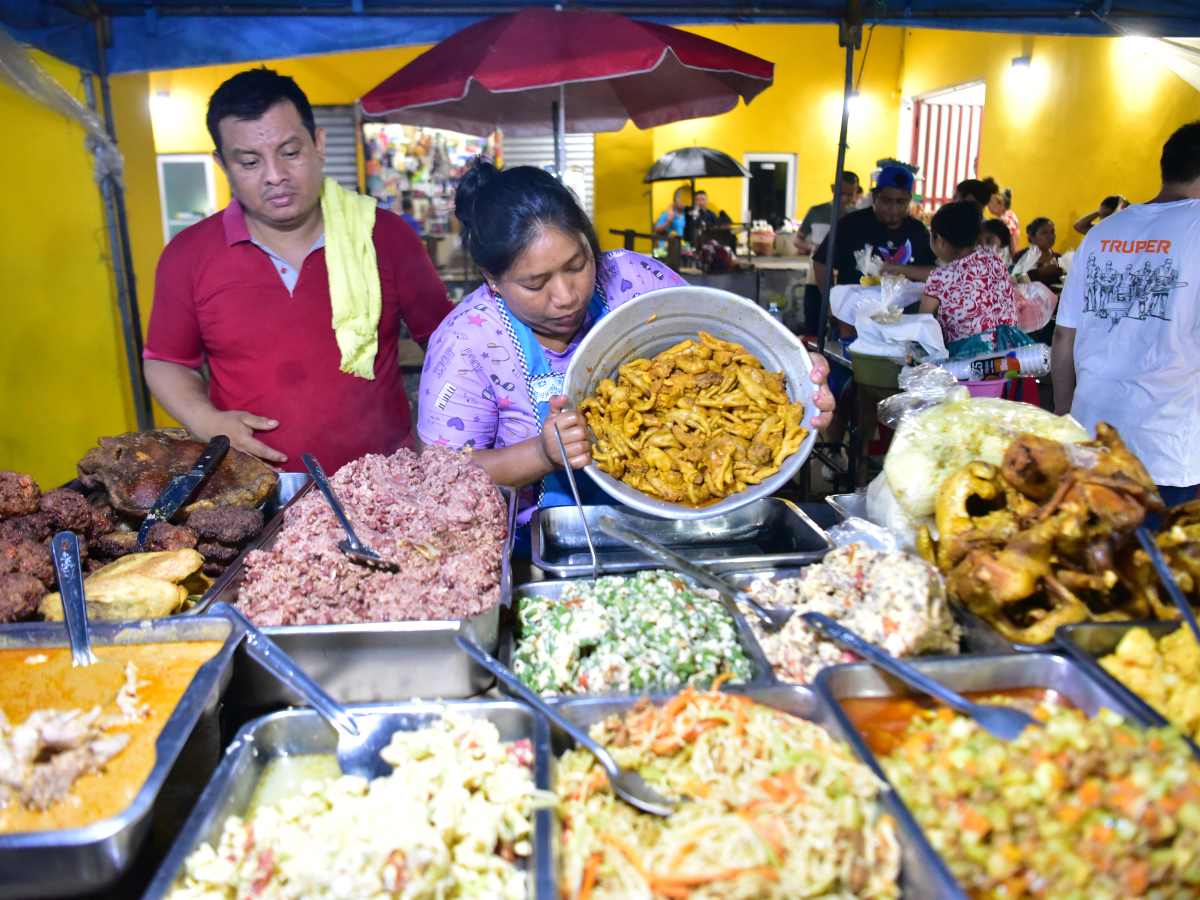 Una vendedora del mercado nocturno de Nahuizalco ofrece una gran variedad de platillos típicos salvadoreños, servidos al gusto y a precios accesibles para todos.