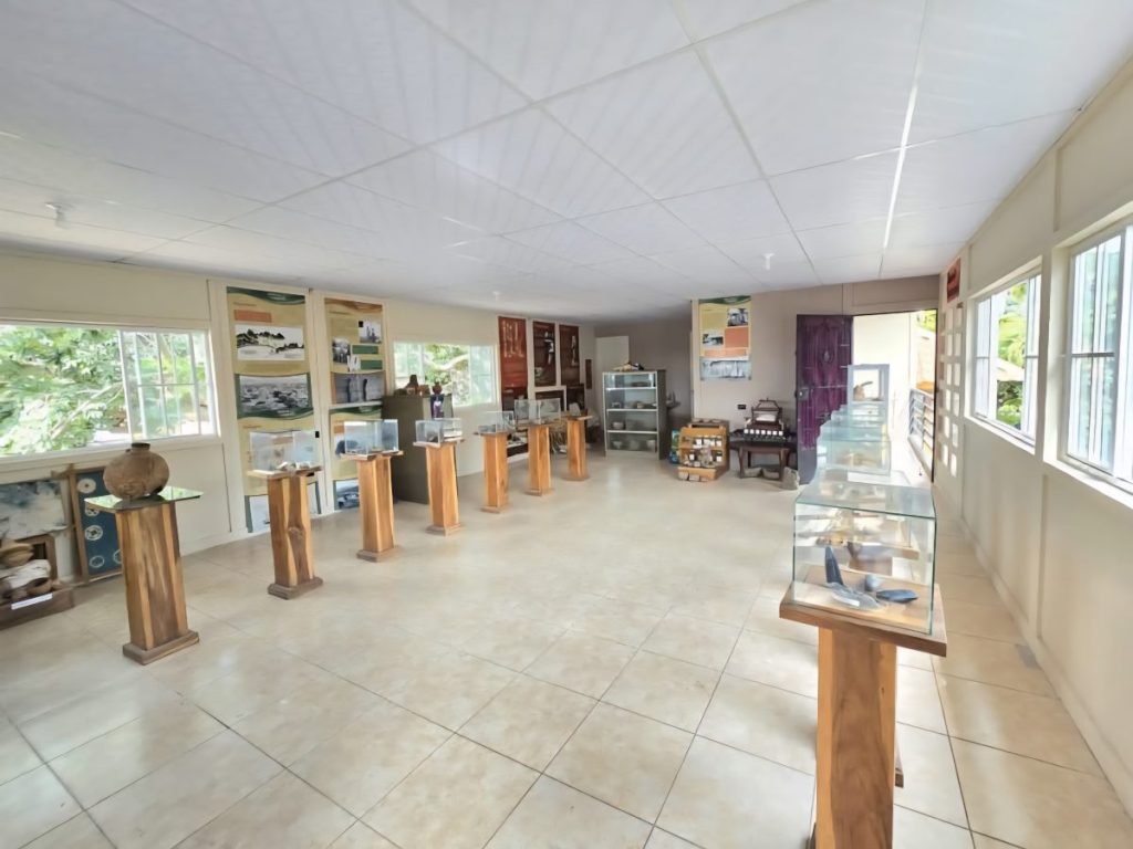 Sala del Museo Ancestral del Distrito de Nahuizalco, donde se exhiben piezas y paneles que relatan la historia y tradiciones del pueblo.