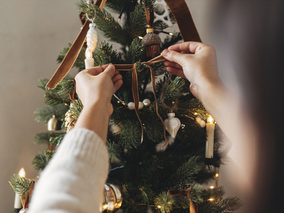 Decorar tu hogar es una forma de conectar con la Navidad desde lo más simple. Estilo, calidez y emoción pueden ir de la mano sin complicaciones.