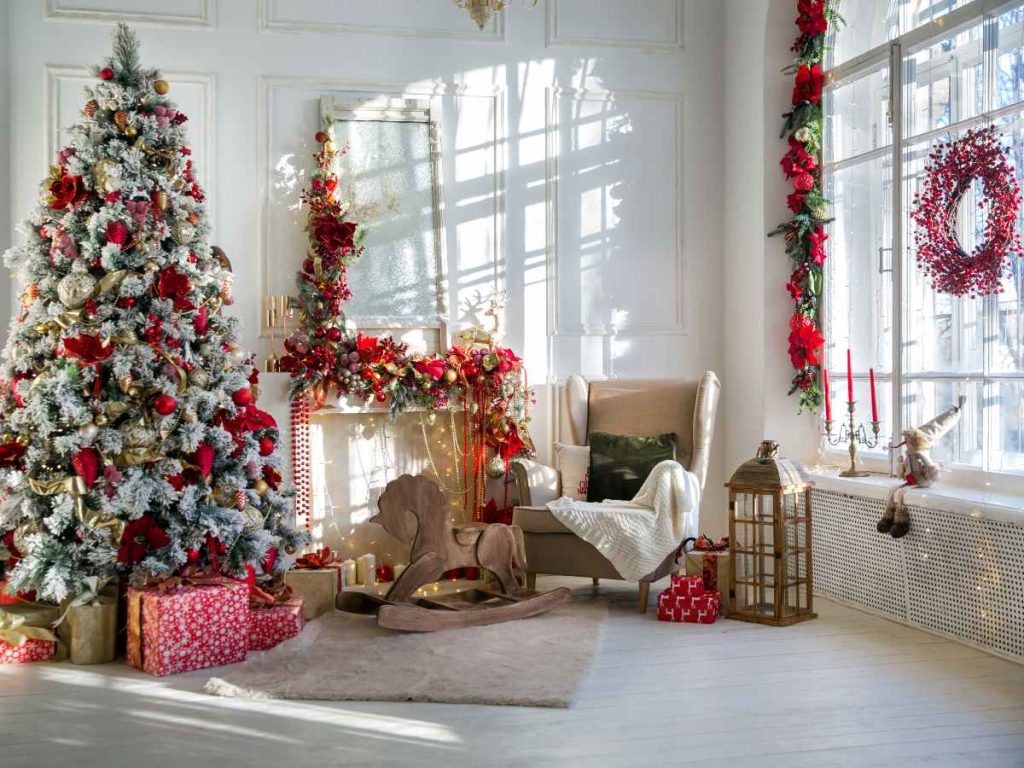 Rojo, verde y dorado siguen siendo sinónimo de una Navidad clásica. La clave está en equilibrar colores, texturas y luz para lograr un ambiente cálido y elegante.