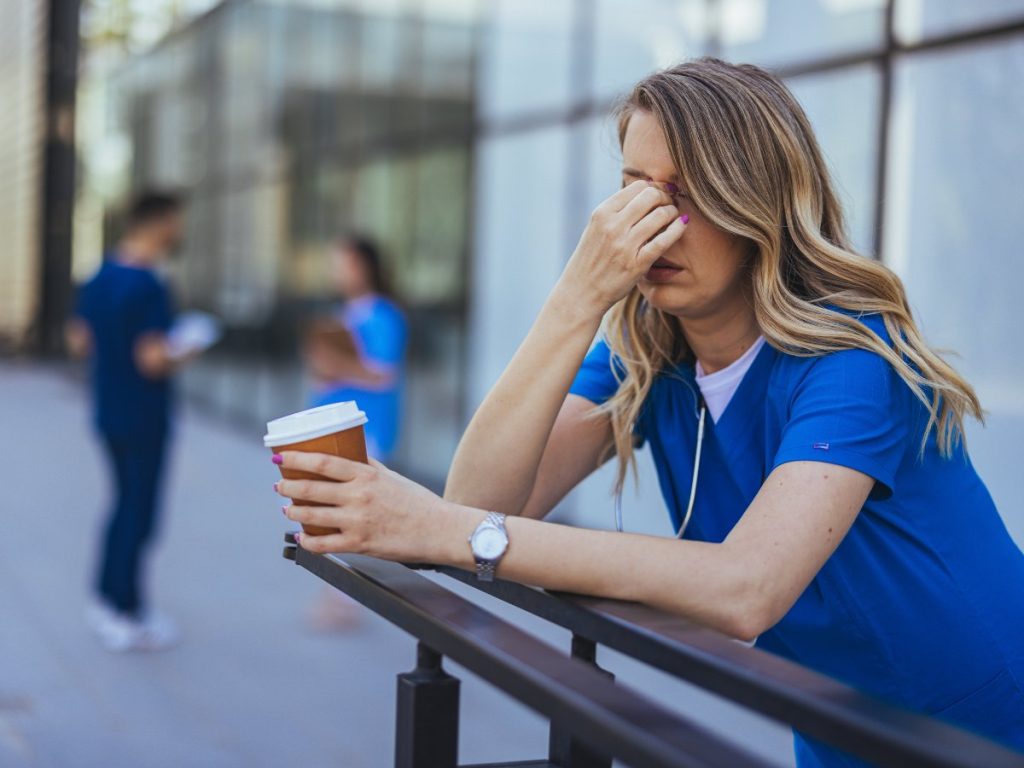 Esa sensación de “¿qué venía a hacer?” no es casual. La niebla mental puede nublar hasta los pensamientos más simples.
