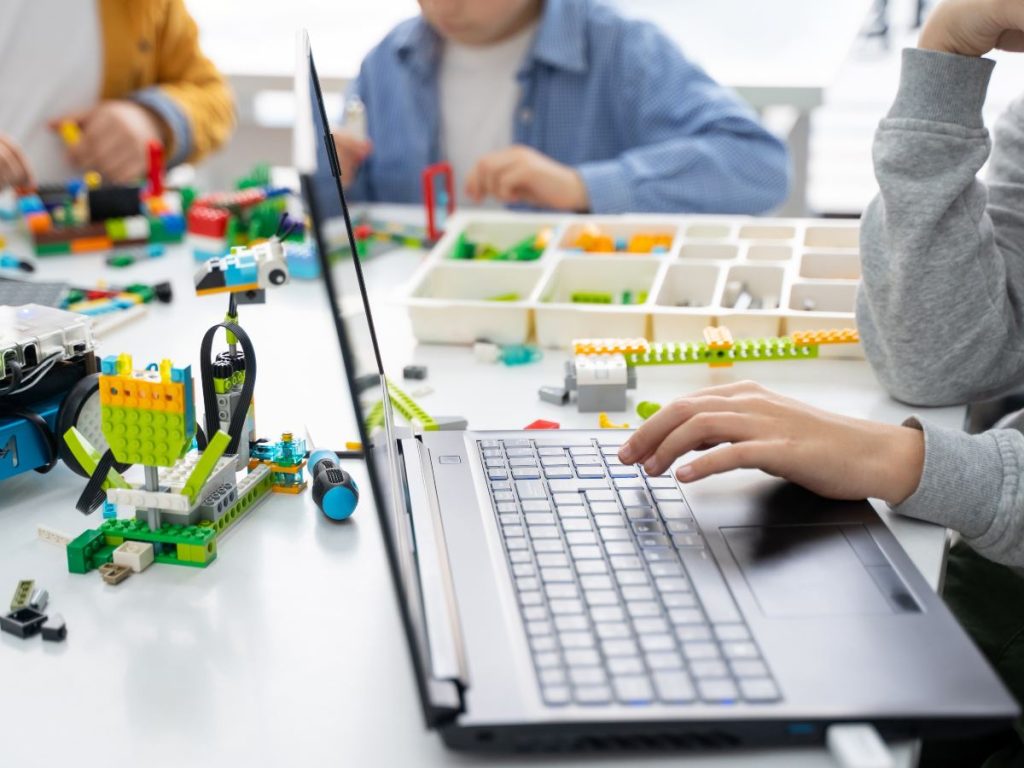 Juguetes que enseñan y entretienen: la combinación perfecta para crecer jugando con propósito.