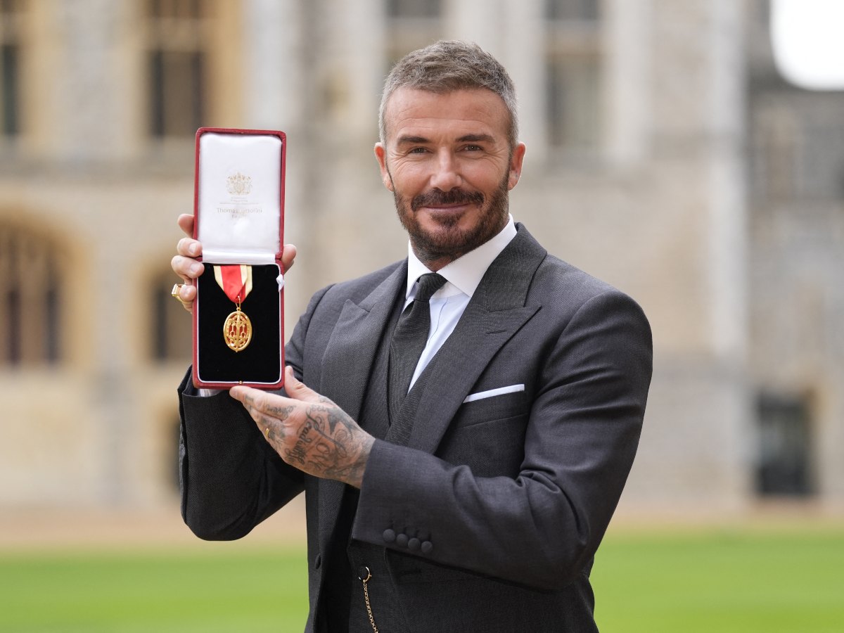 El exfutbolista inglés David Beckham posa con su medalla tras ser nombrado caballero por sus servicios al deporte y a la beneficencia, durante una ceremonia de investidura en el castillo de Windsor el 4 de noviembre de 2025.