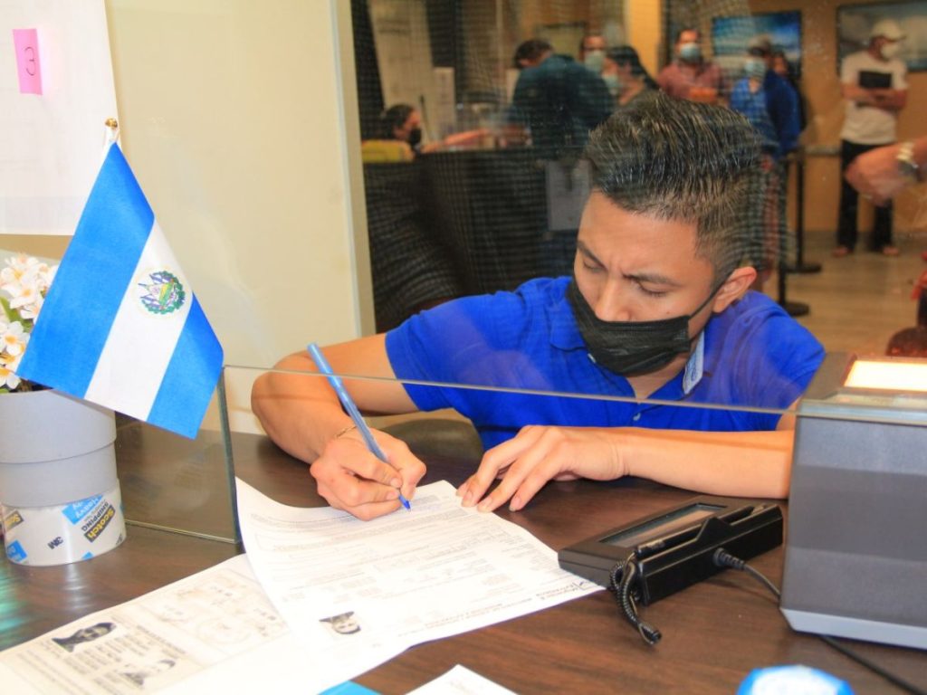 Consulados móviles brindarán atención este sábado en más de 20 ciudades para facilitar trámites a salvadoreños en el exterior.