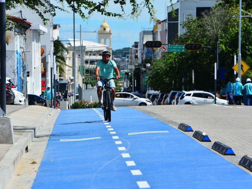 La nueva ciclovía del corredor Rubén Darío recorre más de 2 kilómetros y conecta el Palacio Nacional con el Parque Cuscatlán.