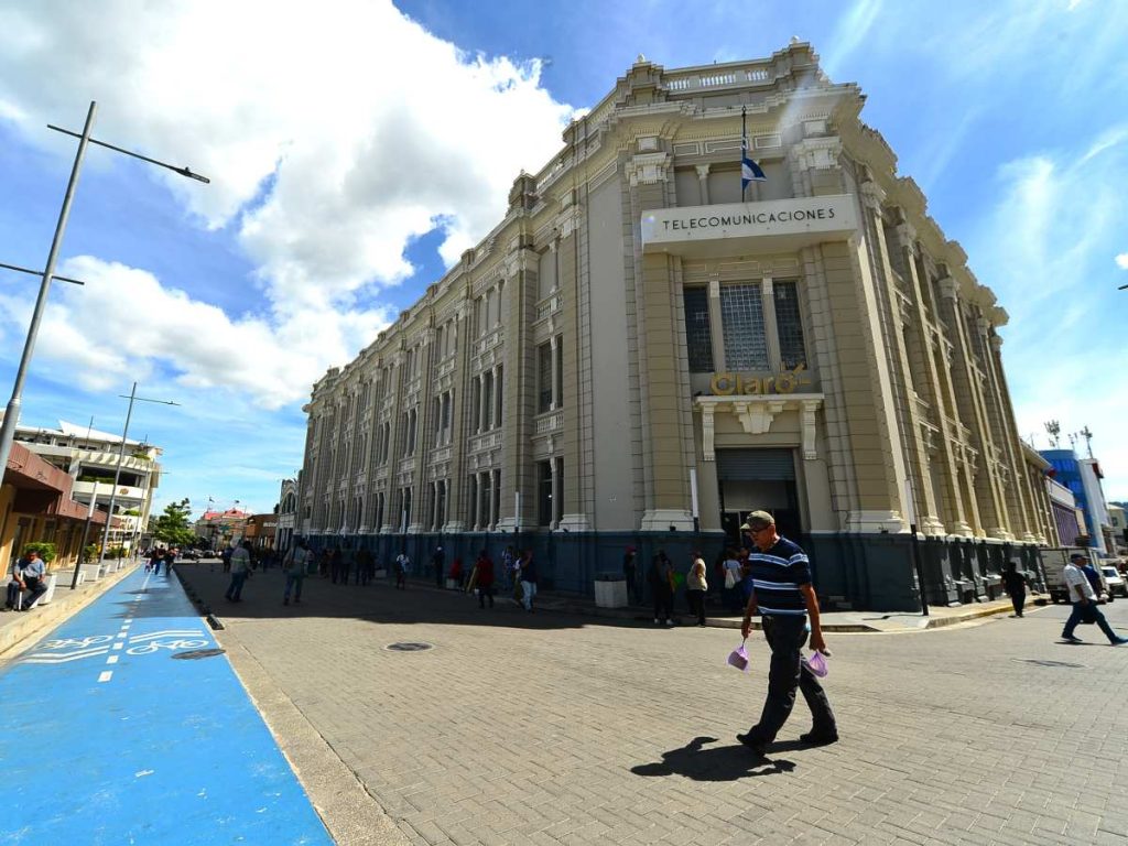La nueva ciclovía de la Calle Rubén Darío recorre más de dos kilómetros y conecta el Palacio Nacional con el Parque Cuscatlán, integrando el Centro Histórico.