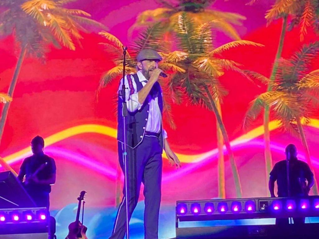 El reconocido artista ofrece su espectáculo ante miles de asistentes durante la 66.ª edición del Carnaval de San Miguel, iluminando el escenario con energía tropical.