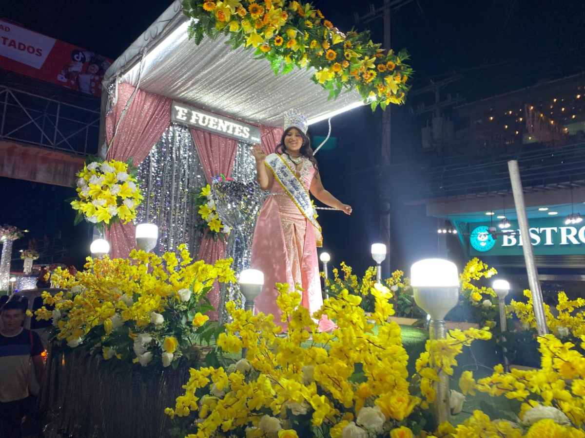 Una de las reinas del desfile recorre las principales calles de San Miguel en una carroza adornada con flores y luces, destacando el color y la elegancia del carnaval.