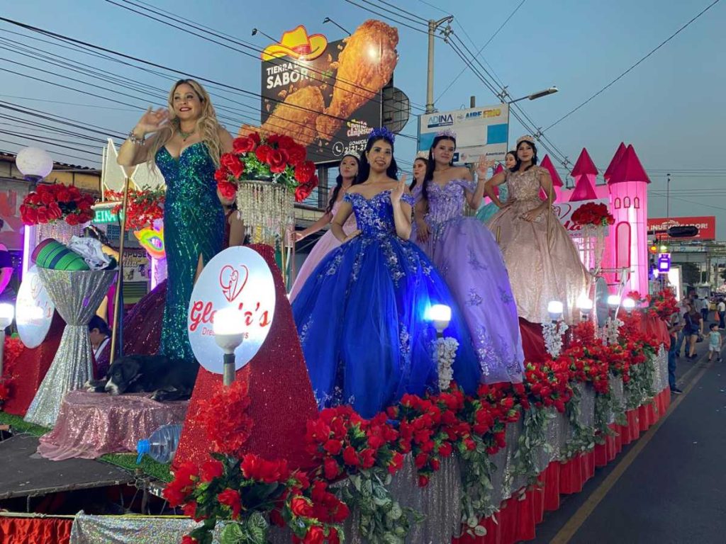 Glenda Velázquez (izquierda), empresaria y diseñadora, encabezó la carroza temática de su boutique junto a ocho jóvenes que modelaron trajes de gala.