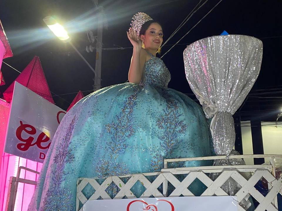 Una de las modelos de Glenda's deslumbra con un vestido turquesa, diseño exclusivo presentado durante el desfile del Carnaval de San Miguel.