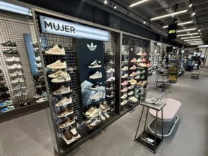 Bizarrap saluda a sus seguidores durante la inauguración de la nueva tienda de JD Sports en Barcelona, el establecimiento más grande de la marca en Europa.