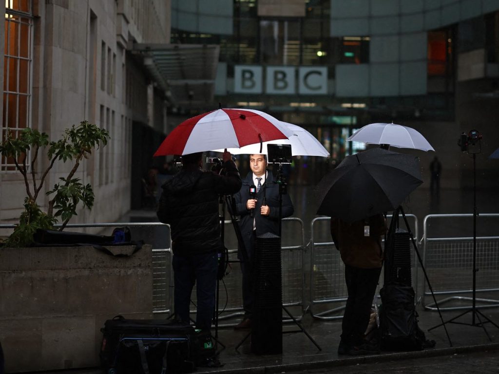 Tim Davie presentó su renuncia como director general de la BBC tras la polémica por un documental sobre Donald Trump emitido antes de las elecciones en EE. UU.