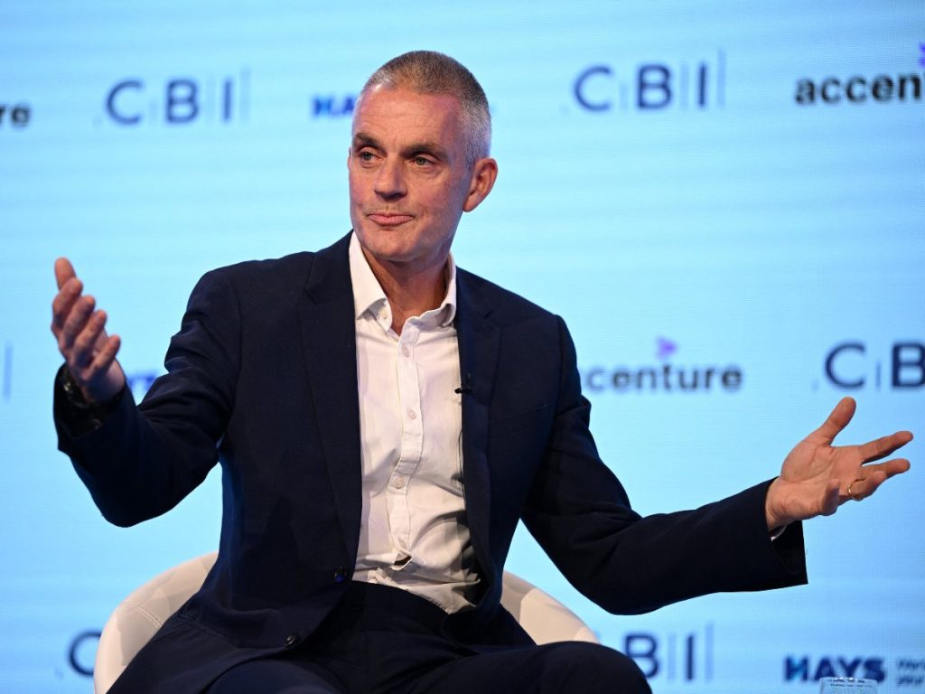 La renuncia de Tim Davie y Deborah Turness deja a la BBC en un momento de incertidumbre, a pocos meses de iniciar su renovación institucional.