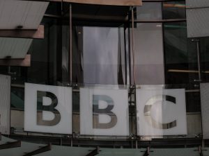 6 claves para entender el escándalo en la BBC por documental sobre Trump