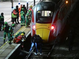 Pasajeros relataron escenas de pánico tras el ataque; algunos huyeron al andén para resguardarse.