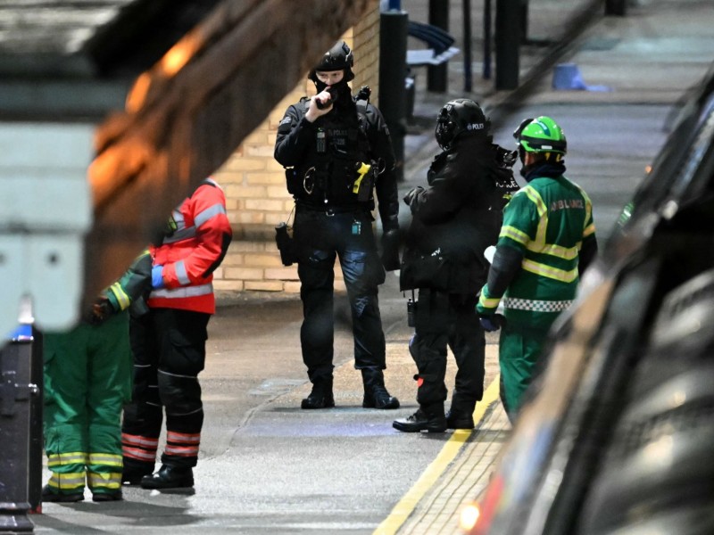 Agentes de policía resguardan la estación tras el ataque con arma blanca ocurrido en un tren que se dirigía a Londres.