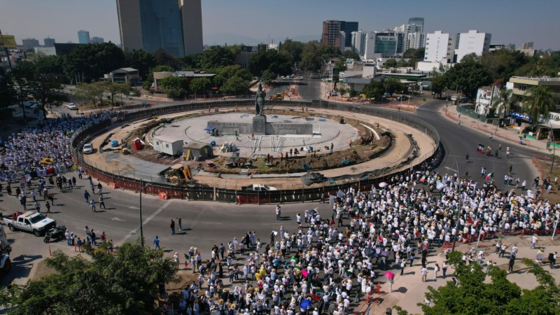 Fotografía área que muestra a personas durante una protesta este sábado, en la ciudad de Guadalajara (México). Entre banderas y la consigna “¡Fuera Claudia (Sheinbaum)!” cientos de mexicanos protestaron para expresar su “hartazgo político” hacia el Gobierno encabezado por la presidenta mexicana y denunciar la “impunidad” frente a la violencia que azota al país. EFE