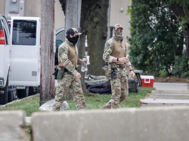 Agentes migratorios en labores de control en zonas urbanas de Estados Unidos.