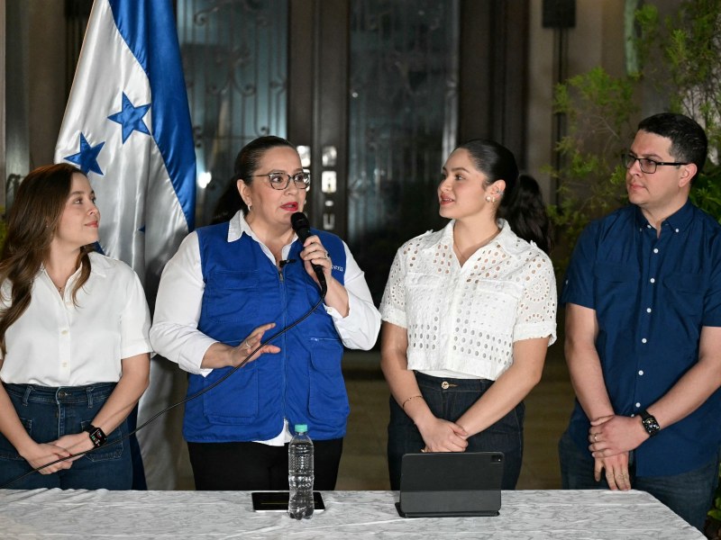 Ana García de Hernández (2da izq.), esposa del expresidente hondureño Juan Orlando Hernández, habla con los medios junto a sus hijos durante una conferencia de prensa en Tegucigalpa el 28 de noviembre de 2025.