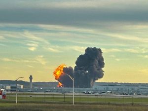 Esta fotografía, cortesía de Levi Dean, muestra humo y llamas elevándose desde el lugar del accidente de un avión de carga de UPS en las afueras del Aeropuerto Internacional de Louisville, Kentucky, el 4 de noviembre de 2025.