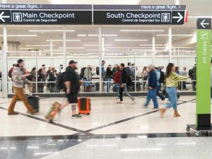 Autoridades estadounidenses anunciaron la suspensión temporal de todas las decisiones de asilo tras el reciente tiroteo en Washington.