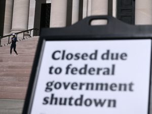 Oficinas gubernamentales cerradas en todo Estados Unidos por falta de financiamiento.