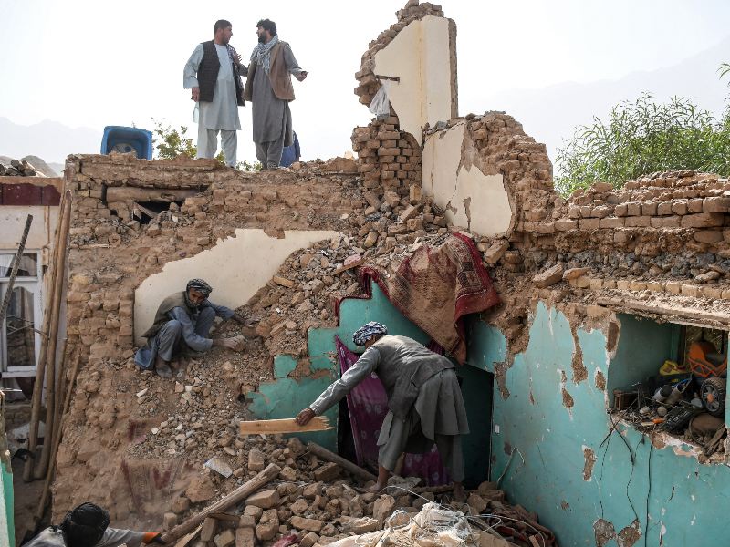 Habitantes de Mazar-i-Sharif observan los daños tras el terremoto que sacudió el norte de Afganistán.
