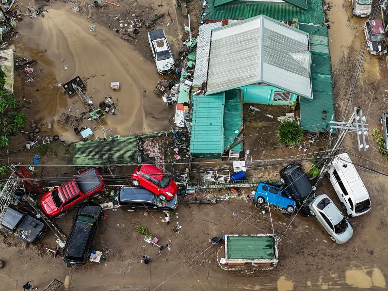 El tifón Kalmaegi arrasó con vehículos y contenedores en Cebú, dejando una estela de destrucción en el centro del país.