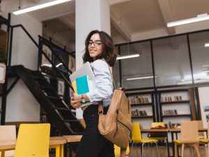 Universitarios internacionales en un campus de EE.UU.: el número de nuevos ingresos cayó un 17 % en 2025 por restricciones migratorias.