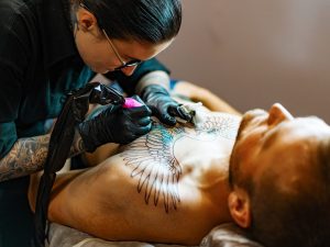 Detalle de agujas y tintas utilizadas en tatuajes, elementos que los científicos estudiaron para evaluar su impacto en el sistema inmunitario.
