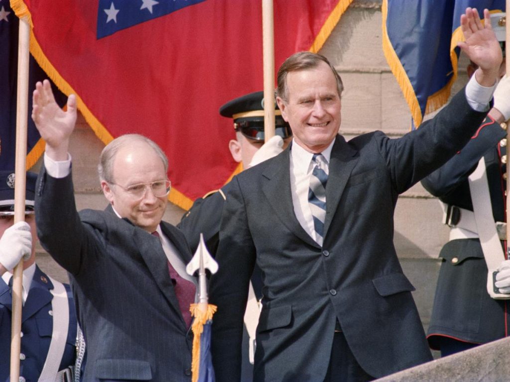 El secretario de Defensa de Estados Unidos, Dick Cheney (izq.), y el presidente George Bush saludan a la multitud el 21 de marzo de 1989 tras la ceremonia de investidura de Cheney en el Pentágono, Washington.