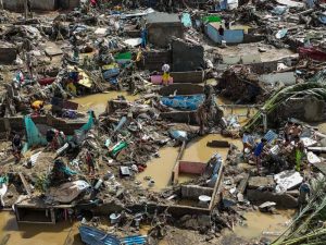 Las aguas arrasaron con viviendas enteras en zonas ribereñas de Cebú, dejando a miles de familias sin hogar.