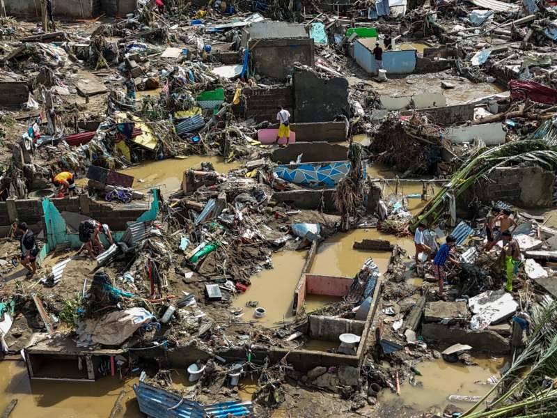 Las aguas arrasaron con viviendas enteras en zonas ribereñas de Cebú, dejando a miles de familias sin hogar.