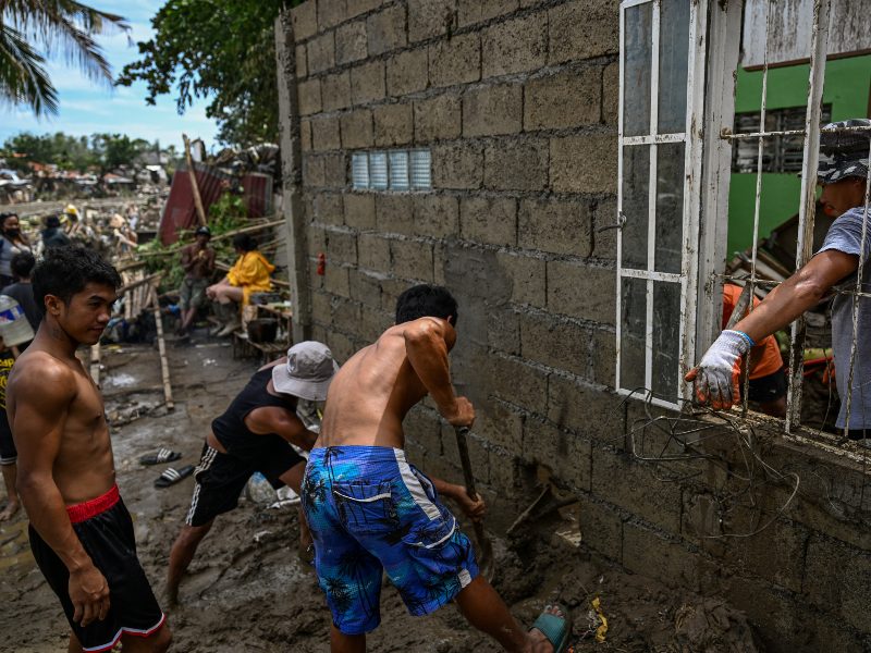 Vecinos de Cebú intentan recuperar pertenencias tras las inundaciones causadas por el tifón Kalmaegi, que dejó más de un centenar de muertos en Filipinas.